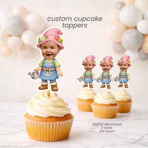 Puede incluir: Cupcakes con adornos personalizados de bebé, con un bebé con sombrero rosa y peto, sosteniendo una regadera. Los cupcakes tienen glaseado blanco. El texto dice "custom cupcake toppers" y "digital download 3 sizes 24 hours".