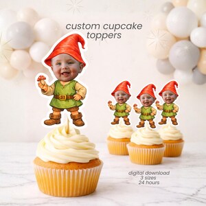 Puede incluir: Adornos personalizados para cupcakes con la cara de un bebé disfrazado de gnomo, con un gorro rojo y una túnica verde. Los adornos están colocados sobre cupcakes con glaseado blanco. La imagen incluye el texto "custom cupcake toppers" y "digital download 3 sizes 24 hours".