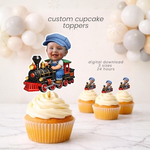 Op de afbeelding: Cupcakes met op maat gemaakte toppers met een treinthema met het gezicht van een baby. De toppers staan op cupcakes met witte glazuur. De afbeelding bevat ook de tekst "custom cupcake toppers" en "digital download 3 sizes 24 hours".