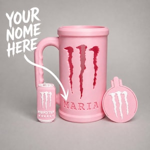 Puede incluir: Una taza cilíndrica de color rosa claro con un logotipo de Monster Energy recortado con interior rojo oscuro, el nombre MARIA en letras recortadas, una tapa rosa a juego con un logotipo blanco y una réplica de lata Monster Energy rosa.