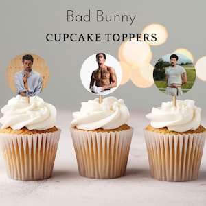 Könnte beinhalten: Drei Cupcakes mit weißem Zuckerguss, jeweils mit einem kreisförmigen Bild eines Mannes belegt. Der Text "Bad Bunny CUPCAKE TOPPERS" steht über den Cupcakes. Die Cupcakes stehen auf einer hellen Oberfläche.