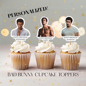 Könnte beinhalten: Drei Cupcakes mit weißem Zuckerguss und personalisierten Tortenauflegern mit Bildern von Männern. Die Aufleger lesen "Happy Birthday" mit Namen. Der Text "PERSONALIZED!" und "BAD BUNNY CUPCAKE TOPPERS" sind ebenfalls sichtbar.