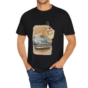 Camiseta unissex Always Travel Vintage Car, fundo de letras manuscritas com tema de carro clássico azul retrô, camiseta para amantes de viagens de carro com decoração Wanderlust