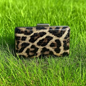 Shiny Leopard Print Leather Clutch – Crystal-Capped Frame with Chain Strap – Fashion-Forward Statement Bag for Elegant Events
