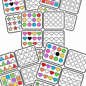 Può includere: Una collezione di carte con motivi geometrici colorati. Ogni carta presenta un design diverso, tra cui cerchi, cuori, quadrati, triangoli e stelle. Alcune carte sono colorate, altre sono contorni. Le carte sono disposte su uno sfondo bianco.