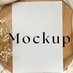 Convite de casamento estilo Boho em JPG e PSD, Flat Lay neutro com estampa de mosquitinhos de bebê e fundo de linho