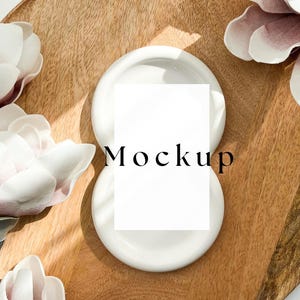 Minimalistisches botanisches Geschenkgutschein-Mockup, elegante leere Karte, gestaltetes Foto, feminines Branding-Bild für Kreative, JPG- und PSD-Dateien