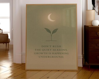 Może przedstawiać: Oprawiony wydruk artystyczny z jasnozielonym tłem, półksiężycem i ilustracją rośliny. Tekst brzmi: „DON'T RUSH THE QUIET SEASONS. GROWTH IS HAPPENING UNDERGROUND.”