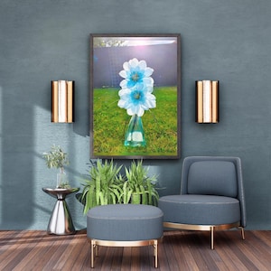 Impresión artística digital de flores de seda azules: decoración de pared con un jarrón de jardín brillante, fotografía floral artificial iluminada por el sol para el hogar o la oficina.