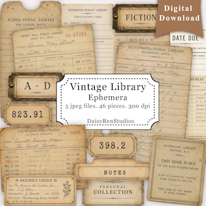 Op de afbeelding: Een verzameling vintage bibliotheek-ephemera met diverse papieren kaarten, uitleenstrookjes en labels met verouderde texturen. De items tonen gedrukte tekst zoals Acadia Public Library, Fiction, Date Due en handgeschreven notities op beige papier.