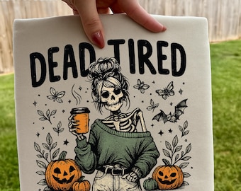 Scheletro PNG morto stanco ma pieno di caffeinato, umorismo per adulti PNG, spettrale PNG, teschio alla moda, Halloween femminile, strega divertente, Halloween, scheletro con chignon disordinato