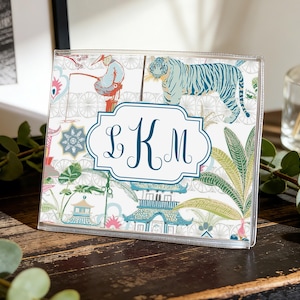 Puede incluir: Un letrero de madera rústico con el texto "Welcome to our home" en un estilo manuscrito. El letrero presenta un acabado envejecido y un diseño simple y acogedor, ideal para un porche o entrada.