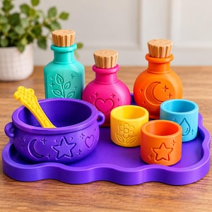 Puede incluir: Un juego de juguetes de pociones de plástico de colores sobre una bandeja morada. Incluye un caldero morado con una cuchara amarilla, tres botellas con tapones de corcho en turquesa, rosa y naranja, y dos vasos pequeños en amarillo y azul, con relieves.