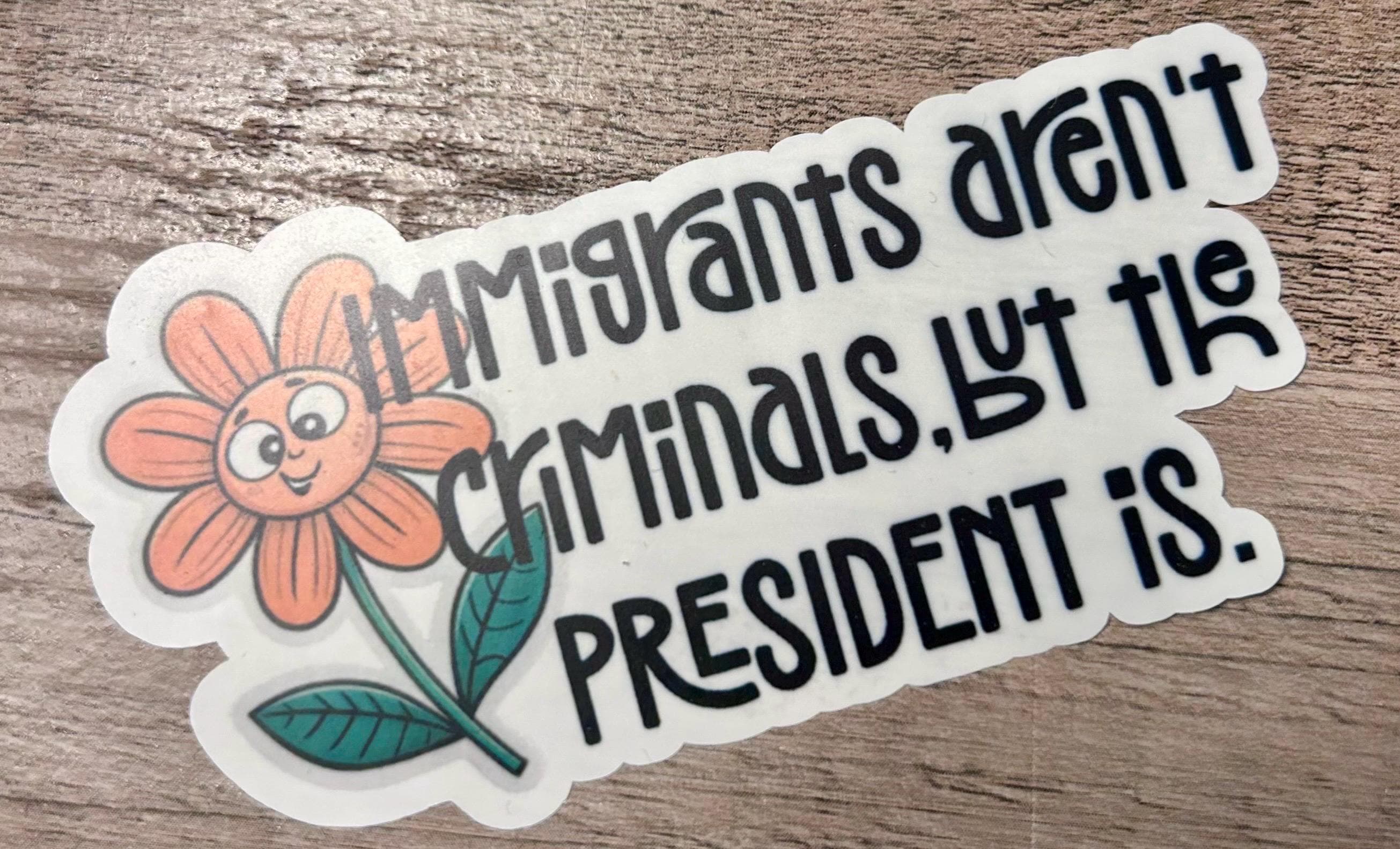 Los inmigrantes no son criminales, calcomanía de concienciación sobre los derechos de los inmigrantes, calcomanía pro-inmigrantes, calcomanía floral activista, calcomanía para autos de inmigrantes.