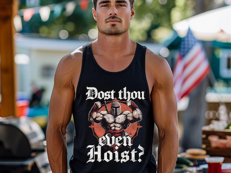 K&ouml;nnte beinhalten: Schwarzes Tanktop mit dem Text "Dost thou even Hoist?" und einer Grafik eines muskul&ouml;sen Ritters. Das Design ist in Wei&szlig; und Rot gehalten. Das Tanktop ist &auml;rmellos.