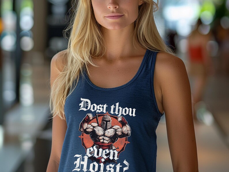 K&ouml;nnte beinhalten: Marineblaues Tanktop mit dem Text "Dost thou even Hoist?" und einer Grafik eines muskul&ouml;sen Kriegers. Das Design ist in Wei&szlig; und Rot gehalten. Das Tanktop ist &auml;rmellos und aus weichem Material.