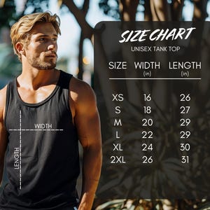 K&ouml;nnte beinhalten: Ein schwarzes Unisex-Tanktop mit Gr&ouml;&szlig;entabelle. Die Gr&ouml;&szlig;entabelle zeigt die Breite und L&auml;nge in Zoll f&uuml;r die Gr&ouml;&szlig;en XS bis 2XL. Das Model tr&auml;gt das Tanktop. Der Text auf der Tabelle lautet "SIZE CHART UNISEX TANK TOP".
