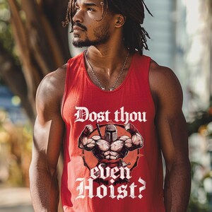K&ouml;nnte beinhalten: Rotes Tanktop mit dem Text "Dost thou even Hoist?" und einer Grafik einer muskul&ouml;sen Figur mit Helm. Das &auml;rmellose Tanktop ist aus weichem Material. Das Design ist in Wei&szlig;.