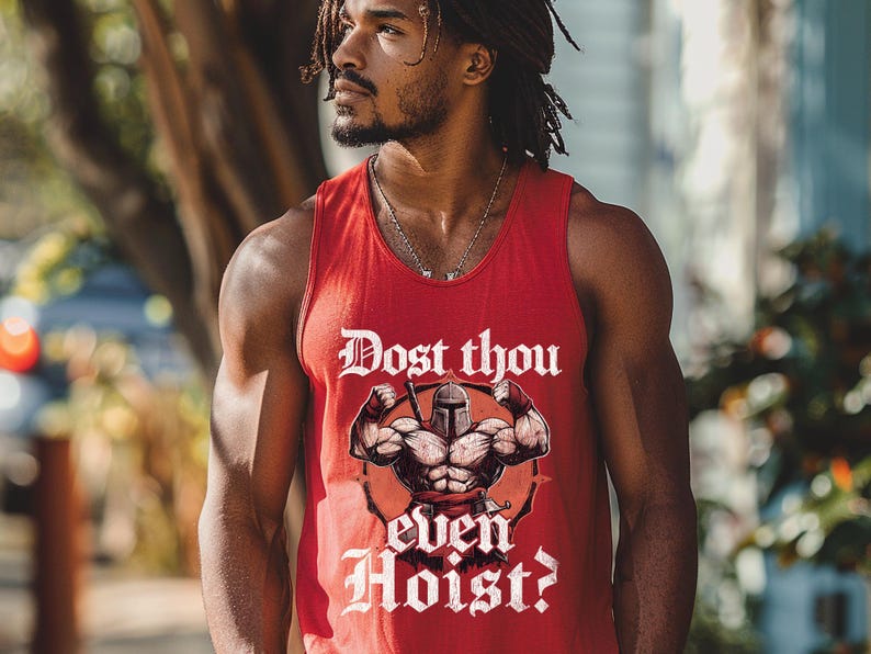 K&ouml;nnte beinhalten: Rotes Tanktop mit dem Text "Dost thou even Hoist?" und einer Grafik einer muskul&ouml;sen Figur mit Helm. Das &auml;rmellose Tanktop ist aus weichem Material. Das Design ist in Wei&szlig;.