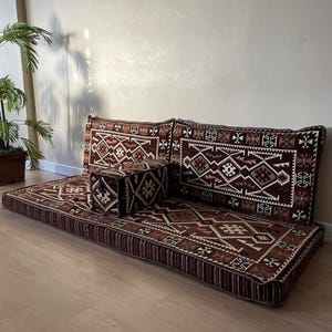 Traditionele Arabische bruine vloerzitset met patroon, Turkse Ottomaanse bank aangepast formaat, kelimkussens en kussens, Majlis-decor
