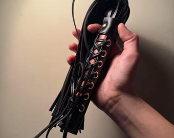 Látigo de borla suave con corsé de cuero de PU para juegos fetichistas de bondage