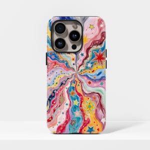 Peut inclure: Une coque de téléphone colorée avec un motif abstrait vibrant. La coque présente un motif tourbillonnant de bleus, de roses, de jaunes et de verts, avec des étoiles. La coque a une finition brillante et une découpe pour l'appareil photo.