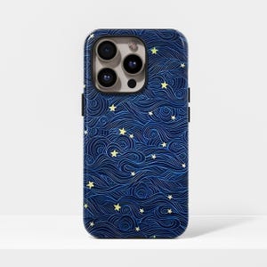 Può includere: Custodia per telefono blu scuro con un motivo a onde vorticose e stelle gialle. La custodia ha una finitura lucida e un ritaglio per la fotocamera con tre lenti. Il design evoca un tema del cielo notturno.