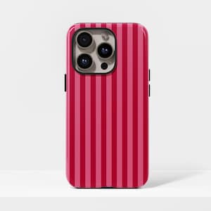 Op de afbeelding: Een smartphonehoesje met een verticaal gestreept patroon in roze en rode tinten. De hoes heeft een glanzende afwerking en een zwarte cameramodule met drie lenzen.