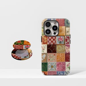 Puede incluir: Una funda de teléfono colorida y un agarre a juego con un diseño de retazos de patrones florales, geométricos y de estrellas. La funda y el agarre tienen una variedad de colores, incluyendo rojo, azul, verde y amarillo.
