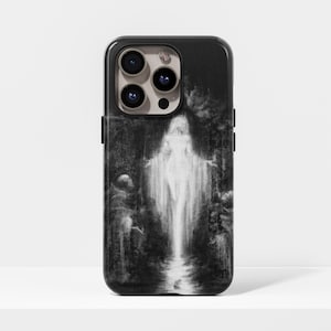 Pode incluir: Capa de telefone preta com uma ilustração em tons de cinza de uma figura luminosa com os braços estendidos. A obra de arte tem uma qualidade gótica e etérea, com um fundo escuro e uma figura central brilhante e brilhante.