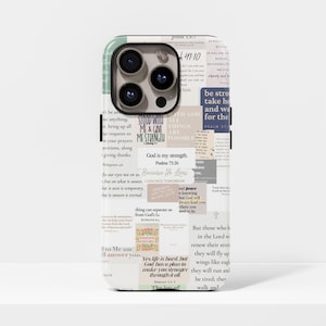 Puede incluir: Una funda de teléfono con un collage de textos inspiradores y versículos bíblicos. La funda presenta una mezcla de fuentes y colores, con frases como "Dios es mi fuerza" y "Porque Él vive". La funda tiene un fondo blanco con un borde verde.