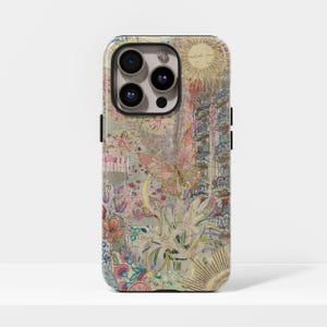 Puede incluir: Funda de teléfono decorativa con un collage de motivos florales, una mariposa y elementos arquitectónicos. La funda tiene un acabado brillante y un diseño multicolor con tonos pastel de rosa, verde y amarillo.