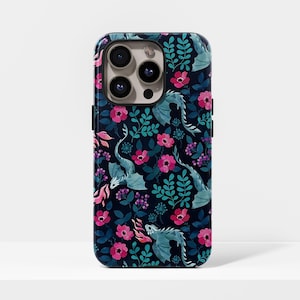 Könnte beinhalten: Eine Handyhülle mit dunkelblauem Hintergrund und einem sich wiederholenden Muster aus türkisfarbenen Drachen, rosa Blumen und grünen Blättern. Die Drachen sind mit ausgebreiteten Flügeln und Feuer aus dem Maul dargestellt. Die Hülle hat ein glänzendes Finish.