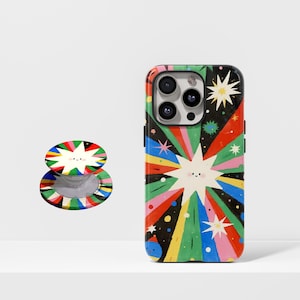 Op de afbeelding: Een kleurrijke telefoonhoes en een bijpassende telefoonhouder met een lachend sterrenpatroon in verschillende kleuren. De telefoonhoes heeft een zwarte rand en een uitsparing voor meerdere cameralenzen.