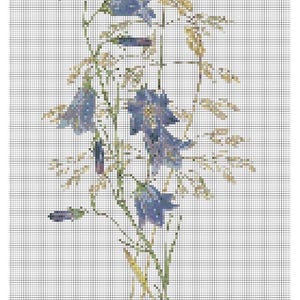 Könnte beinhalten: Kreuzstichmuster mit blauen Glockenblumen und goldenen, weizenähnlichen Stängeln. Das florale Design ist vor einem weißen Gitterhintergrund platziert, was einen strukturierten, pixeligen Effekt erzeugt. Die Blumen haben ein schattiertes Aussehen.