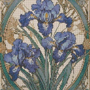 Könnte beinhalten: Ein Mosaikkunstwerk mit blauen Irisblüten mit grünen Blättern auf weißem Hintergrund. Die Blumen sind von einem türkis-goldenen Rahmen umgeben, der ein dekoratives Blumendesign schafft. Das Mosaik besteht aus kleinen, quadratischen Fliesen.