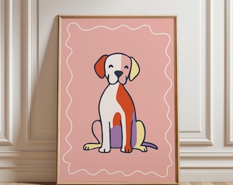 Könnte beinhalten: Gerahmter Kunstdruck mit einer Cartoon-Hundeillustration. Der Hund sitzt mit weißem Körper und roten, lila und gelben Flecken. Der Hintergrund ist ein zartes Rosa mit einem weißen, wellenförmigen Rand. Das Kunstwerk ist in einem Holzrahmen.