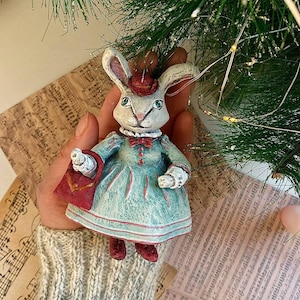 Decorazione natalizia Lady Bunny – Coniglio in cartapesta fatto a mano con borsetta – Figurina in stile vittoriano – Realizzata su ordinazione – Abbinabile al coniglio bianco