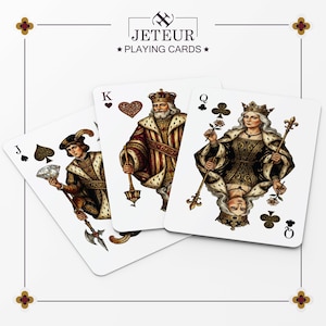 Puede incluir: Tres cartas de una baraja, con una Jota de Picas, un Rey de Corazones y una Reina de Tréboles. Las cartas tienen ilustraciones detalladas de la realeza con ropa ornamentada. La marca "Jeteur Playing Cards" está en la parte superior.