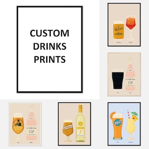 Puede incluir: Una taza de cerámica blanca con asa negra y el texto "But First, Coffee" en negrita negra. La taza se encuentra sobre un fondo borroso, sugiriendo un ambiente acogedor.