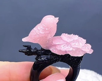 Bague fleur oiseau en jade sculptée à la main : pierre naturelle rose noire (fabriquée sur commande)