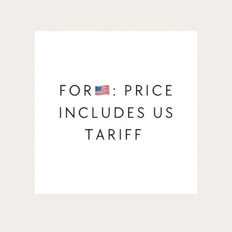 Peut inclure: Carr&eacute; blanc avec texte noir indiquant : FOR 🇺🇸: PRICE INCLUDES US TARIFF.