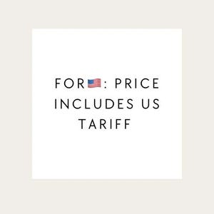 Puede incluir: Cuadrado blanco con texto negro que dice: FOR 🇺🇸: PRICE INCLUDES US TARIFF.