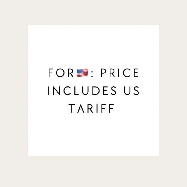 Puede incluir: Cuadrado blanco con texto negro que dice: FOR 🇺🇸: PRICE INCLUDES US TARIFF.