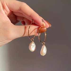 Orecchini a cerchio pendenti con perle barocche: placcati in oro 14k, gioielli fatti a mano