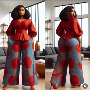 Puede incluir: Un conjunto de dos piezas con un top peplum rojo con mangas abullonadas y pantalones de pernera ancha. Los pantalones son azules con grandes patrones circulares rojos. El conjunto se combina con tacones rojos. El fondo muestra un salón moderno.