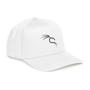 Può includere: Cappellino da baseball bianco con visiera curva. Il cappellino presenta una grafica di drago nero stilizzata sul davanti. Il cappello è realizzato in un materiale morbido e ha uno stile classico e casual.