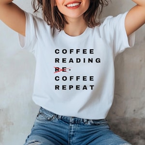 Coffee Reading Repeat T-Shirt, Lustiges Bücher Shirt, für Leseratten & Kaffeeliebhaber, Geschenk für Buchfreunde, Unisex Leseshirt Baumwolle