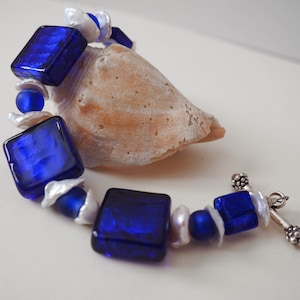 Cobalt Wrap: vetro di Murano, perline veneziane, perle keshi, braccialetto