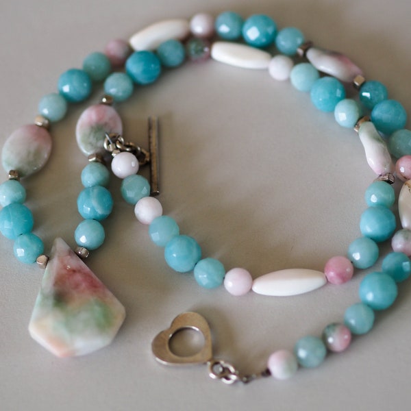 Doux : amazonite, jade bonbon, pendentif jade bonbon, pendentif à facettes, collier 24 pouces, collier rose et vert, couleurs du marbre de Florence